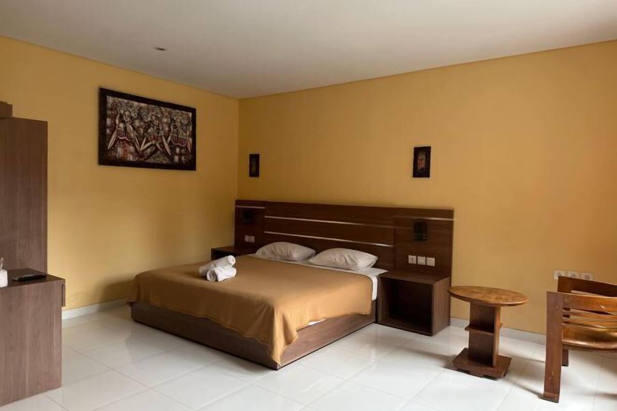 In-room safe, WiFi (free), bed sheets