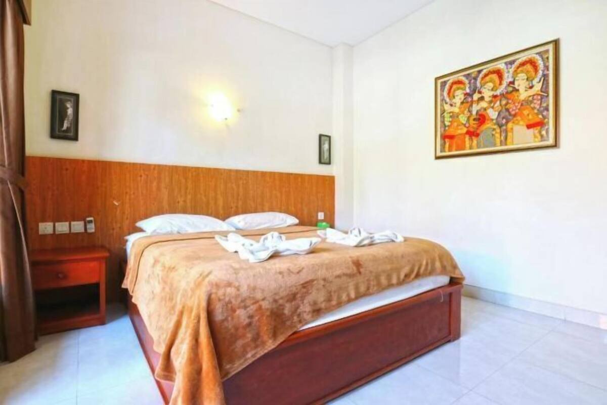In-room safe, WiFi (free), bed sheets