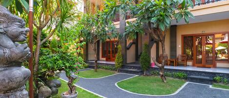 Quarto superior (Pool Side) | Vista para o jardim