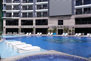2 hồ bơi trong nhà, ghế dài tắm nắng
