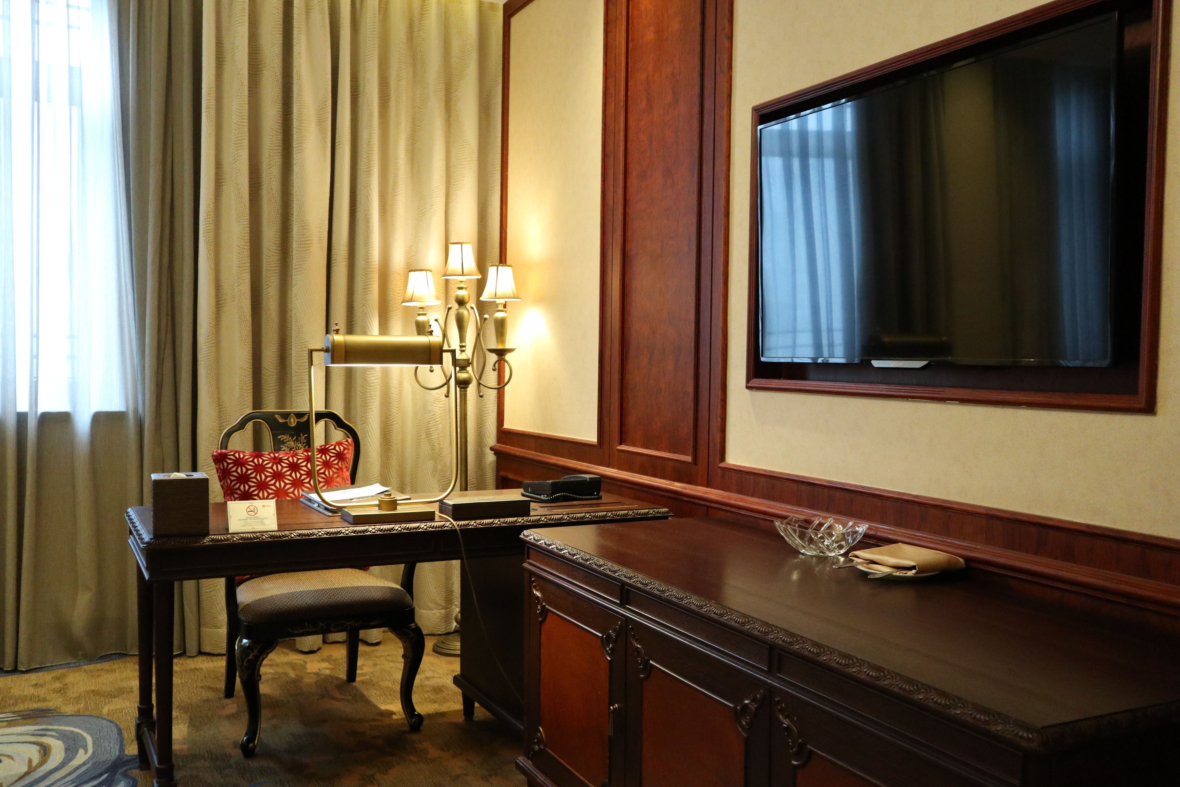 family room | premium bedding, minibar, in-room safe, desk