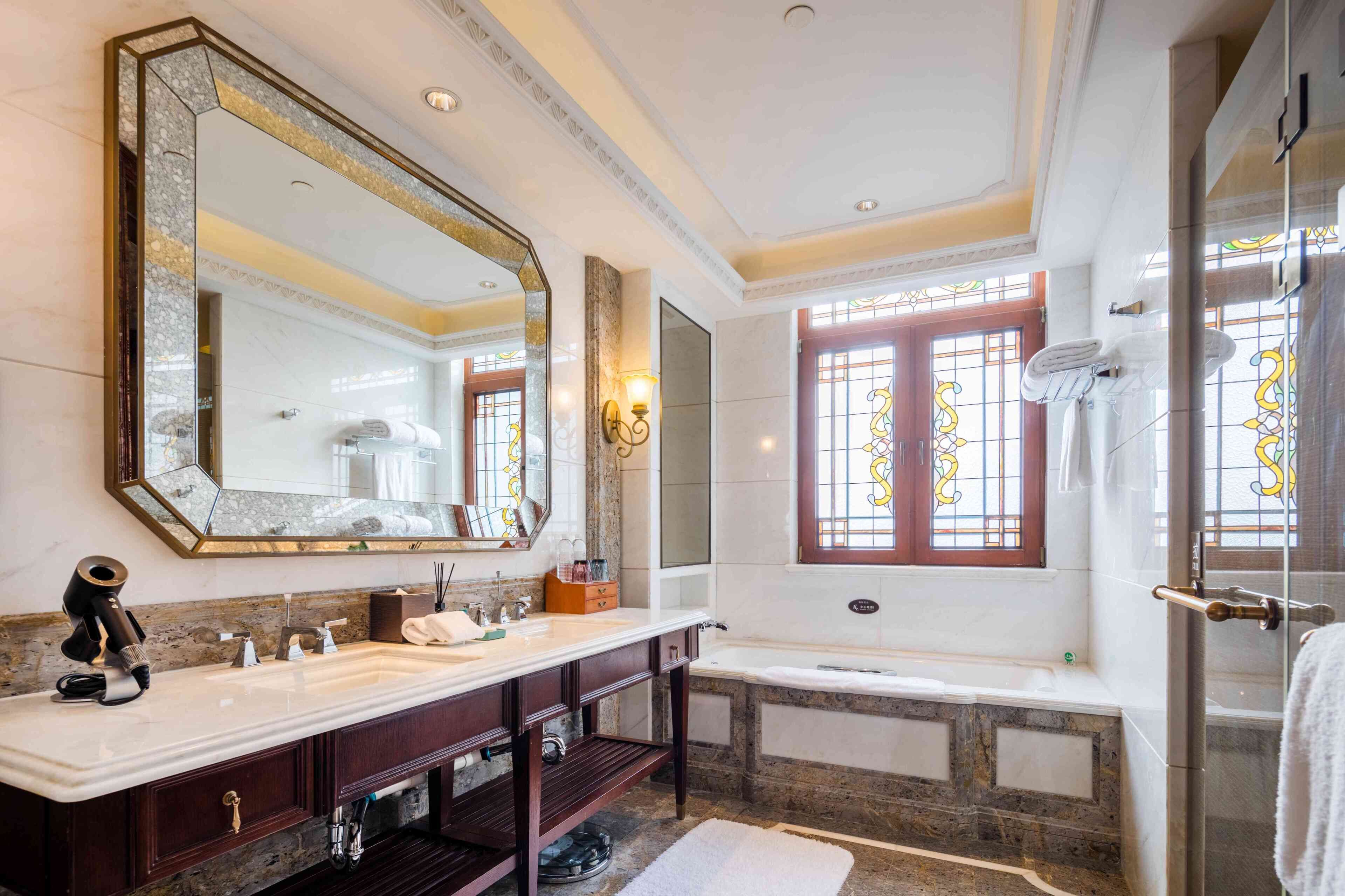 Suite, Garden View | Bilik Mandi | Tab mandi dan pancuran berasingan, kelengkapan dandanan diri percuma 
