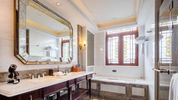 Suite, Garden View | Bilik Mandi | Tab mandi dan pancuran berasingan, kelengkapan dandanan diri percuma