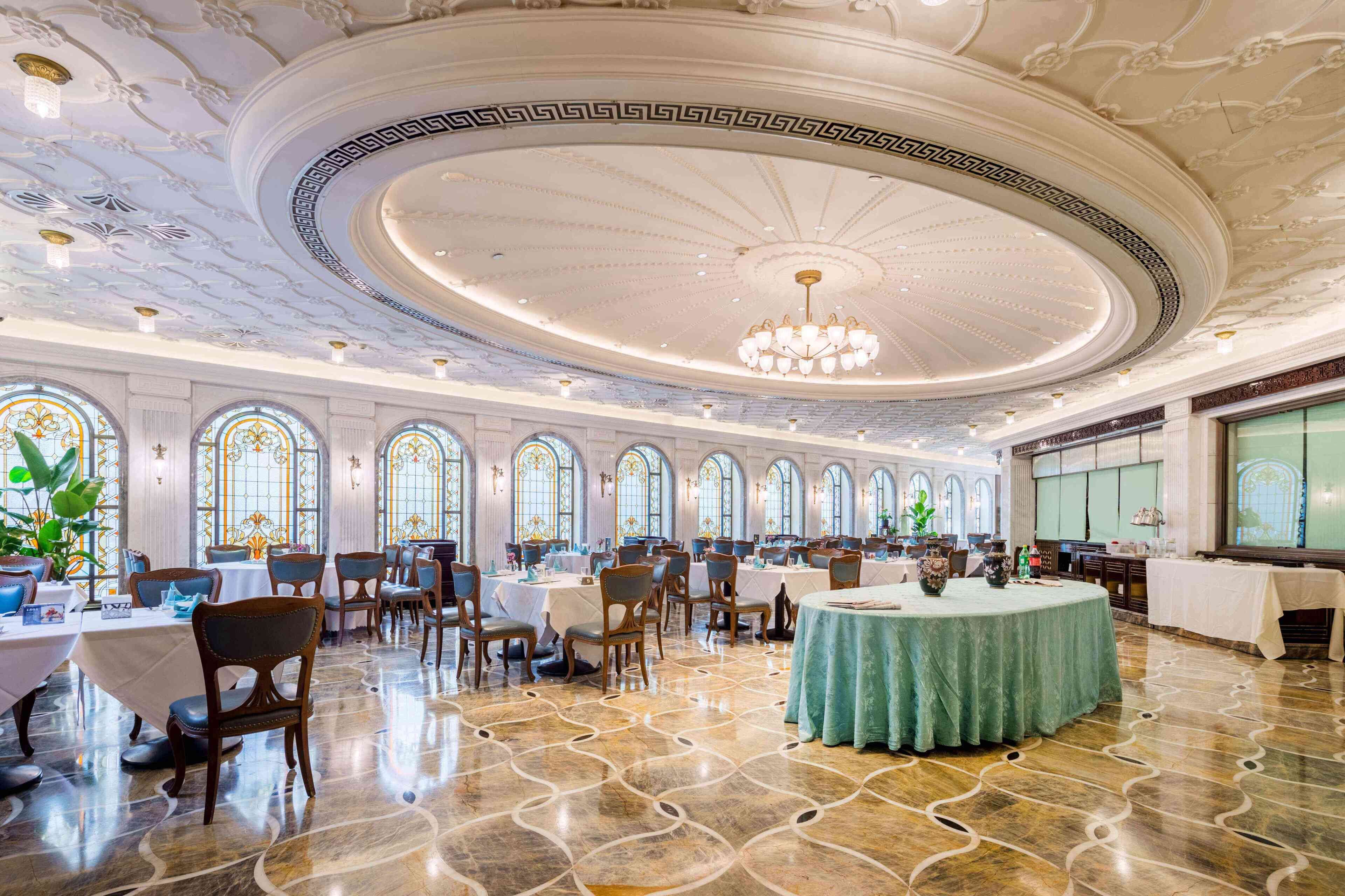 4 restaurants; breakfast, lunch and dinner served 