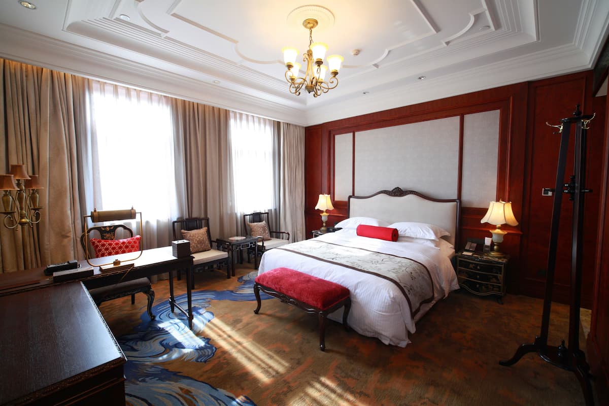Room, City View | 1 bilik tidur, peralatan tempat tidur premium, bar mini