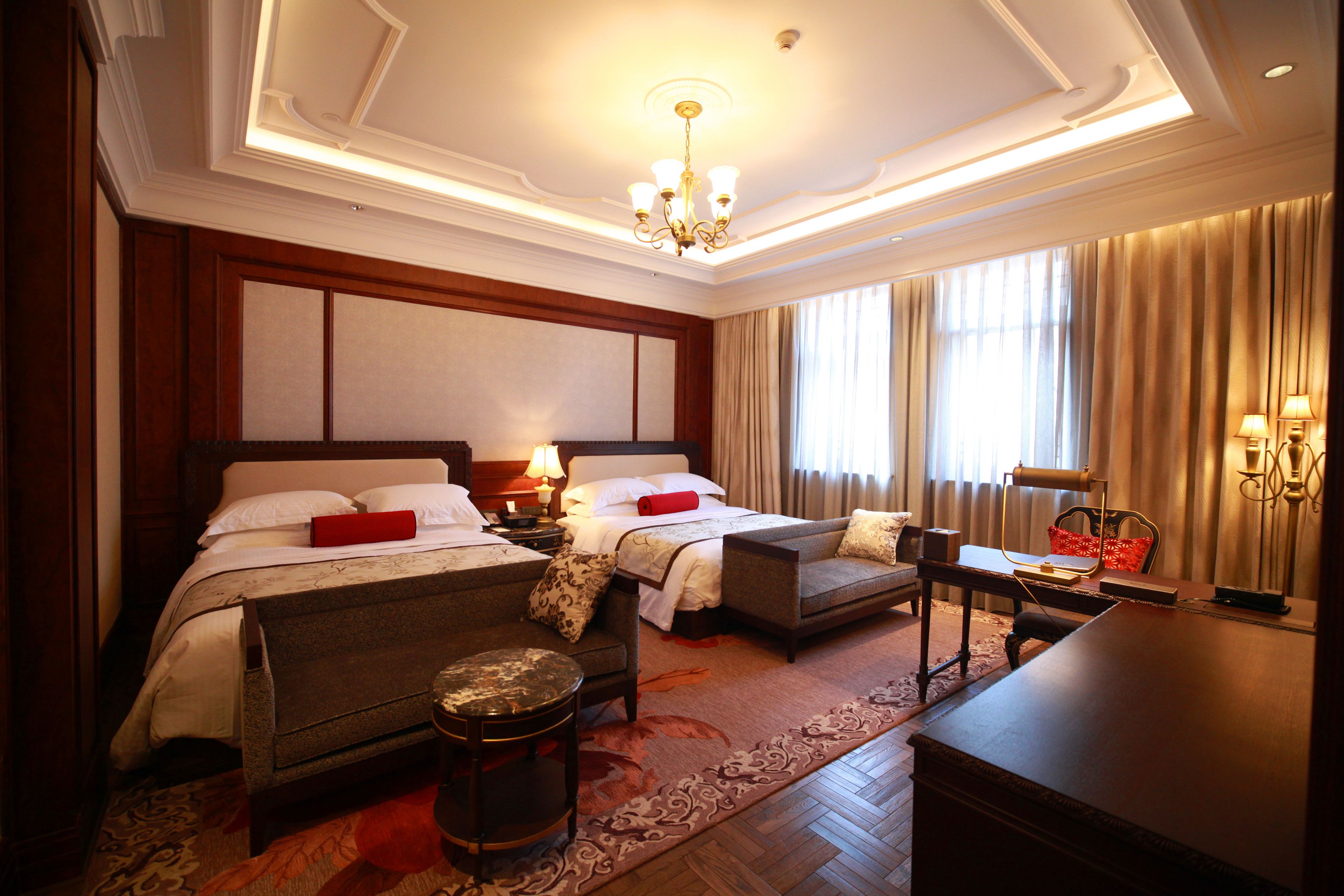 family room | premium bedding, minibar, in-room safe, desk