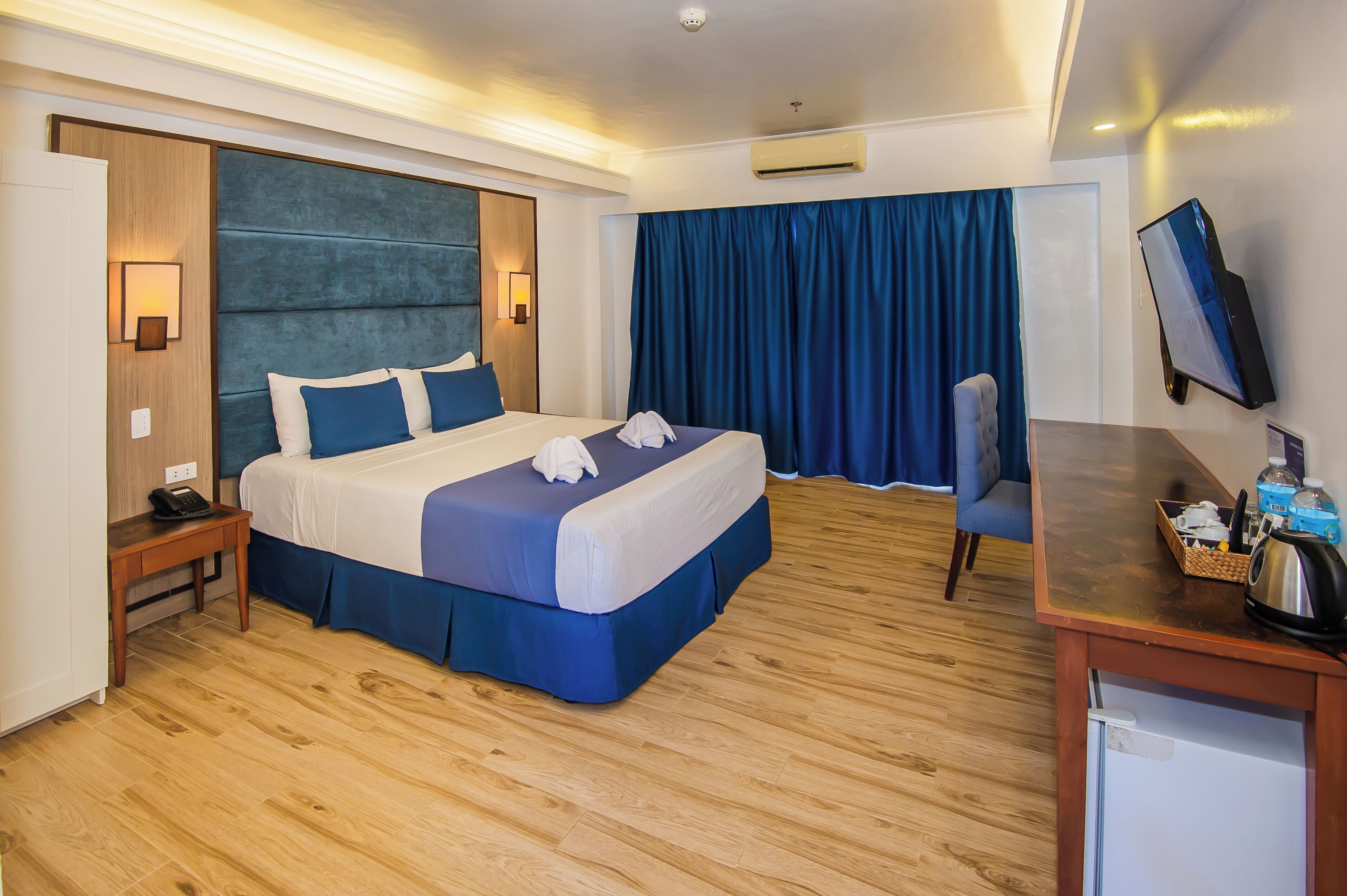 Habitación Deluxe doble, 1 cama de matrimonio, balcón | Minibar, caja fuerte, escritorio y sistema de insonorización