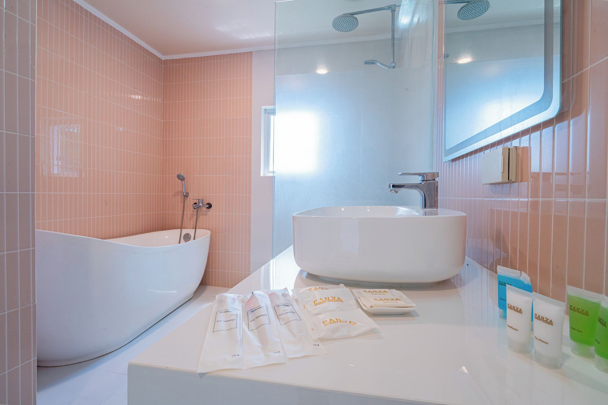 Une salle de bain moderne avec une baignoire sur pieds, un grand lavabo et un miroir au-dessus du lavabo.