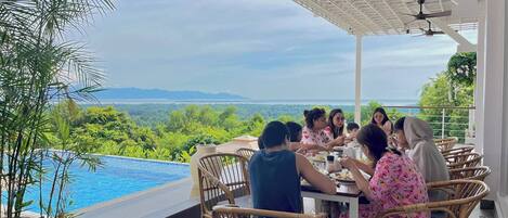 Aperto a colazione, cucina internazionale, con vista sulla piscina