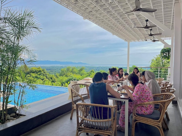 Se sirven desayunos y cocina internacional, con vista a la piscina 