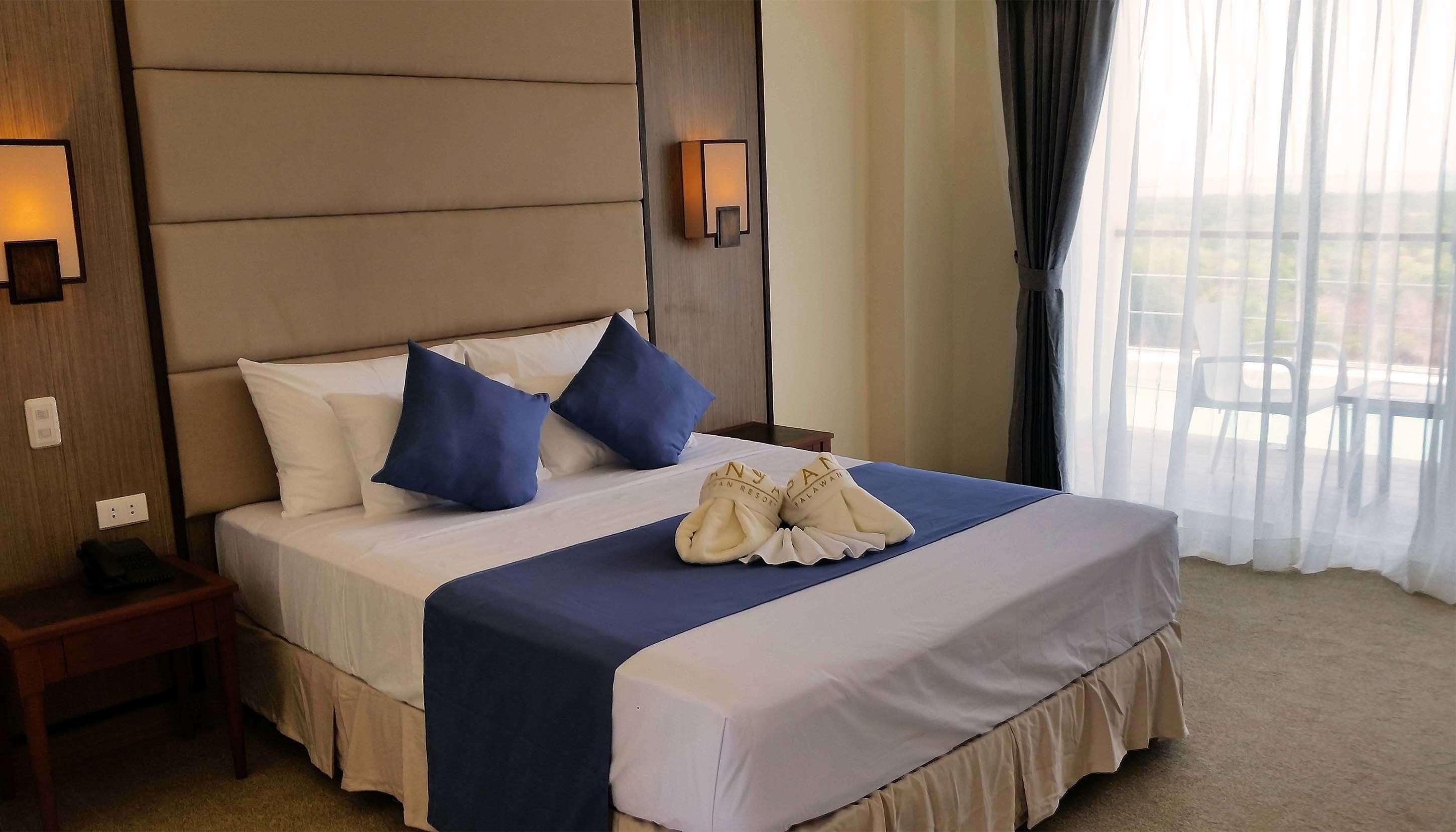 deluxe double room, 1 queen bed, balcony | 1 bedroom, minibar, in-room safe, desk