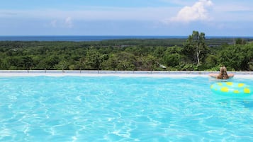 Piscina externa, guarda-sóis, espreguiçadeiras