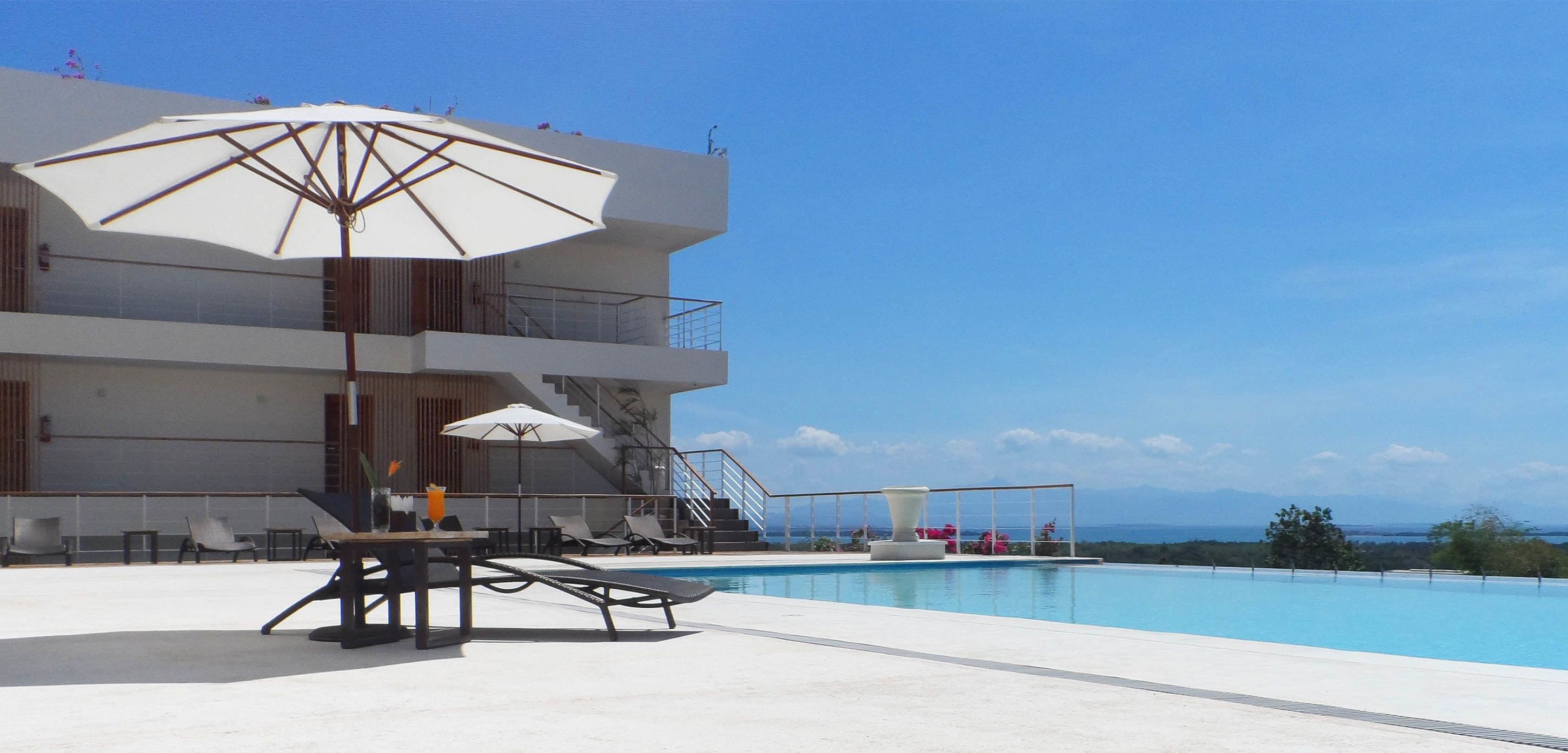 Kolam renang outdoor, dengan payung kolam renang dan kursi berjemur