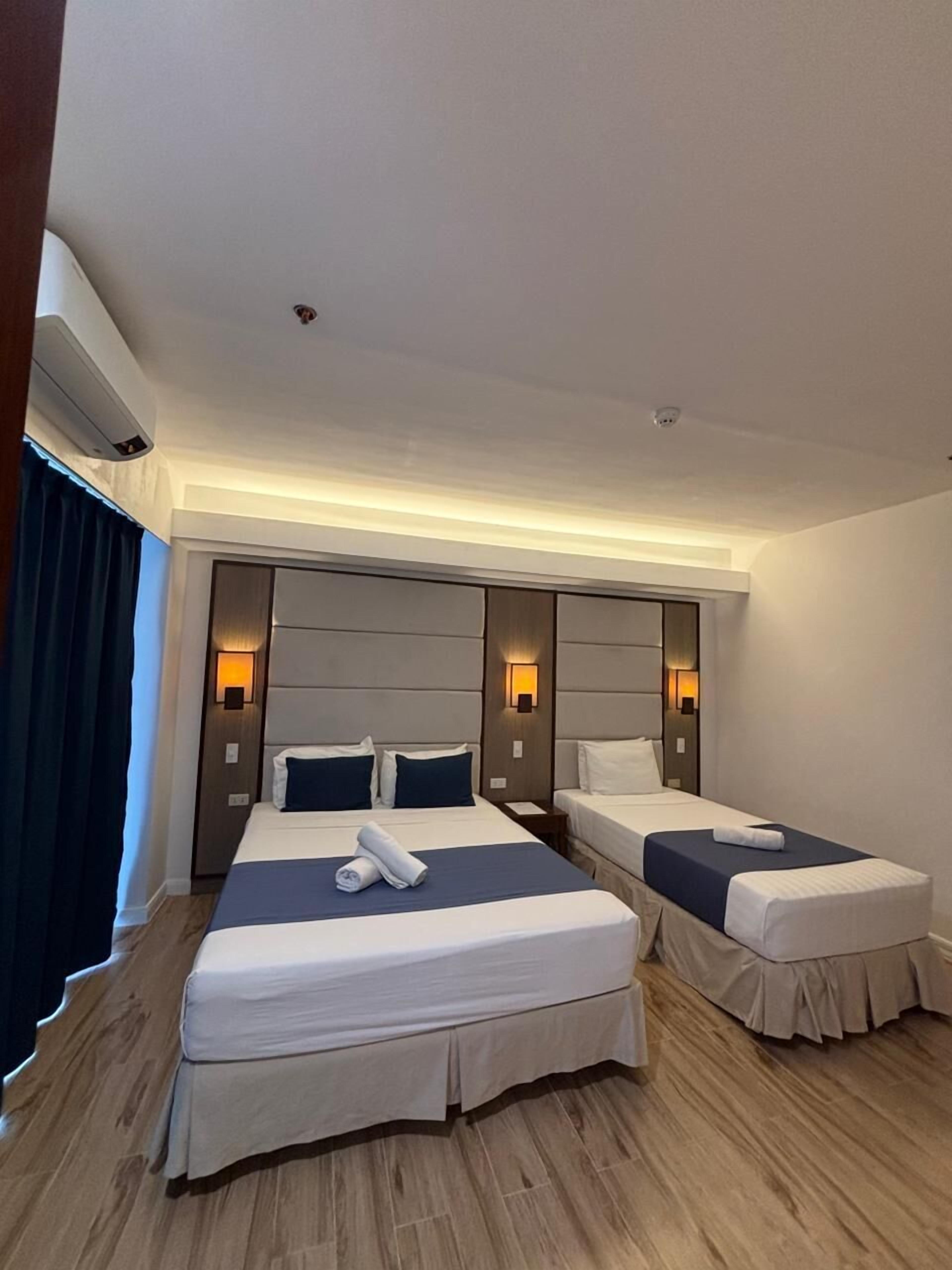 Habitación familiar | Minibar, caja fuerte, escritorio y sistema de insonorización