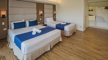 Une chambre d’hôtel avec deux lits, un plancher en bois et un placard intégré avec des étagères.