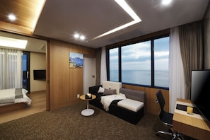 Desk, laptop workspace, blackout drapes, free WiFi - Ramada Sokcho Hotel (Sokcho)