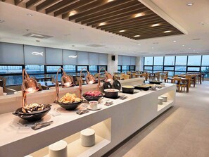 Daily buffet breakfast (KRW 39000 per person)