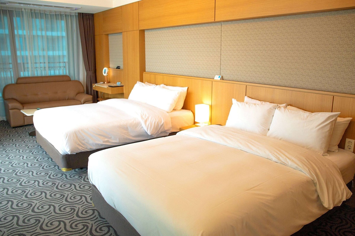 Deluxe Double Room, Ocean View | 1 bedroom, desk, laptop workspace, blackout drapes