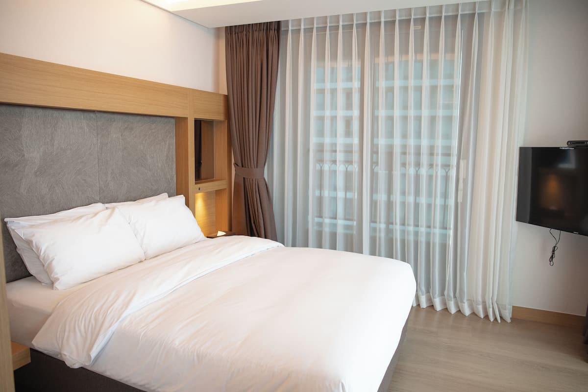Junior Corner Family Suite ( Panorama Ocean View) | 1 bedroom, desk, laptop workspace, blackout drapes