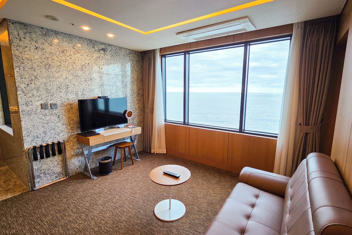 junior corner suite ( panorama ocean view) | 1 bedroom, desk, laptop workspace, blackout curtains