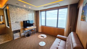 Junior Corner Suite ( Panorama Ocean View) | Escritorio, espacio para trabajar con laptop y cortinas blackout 