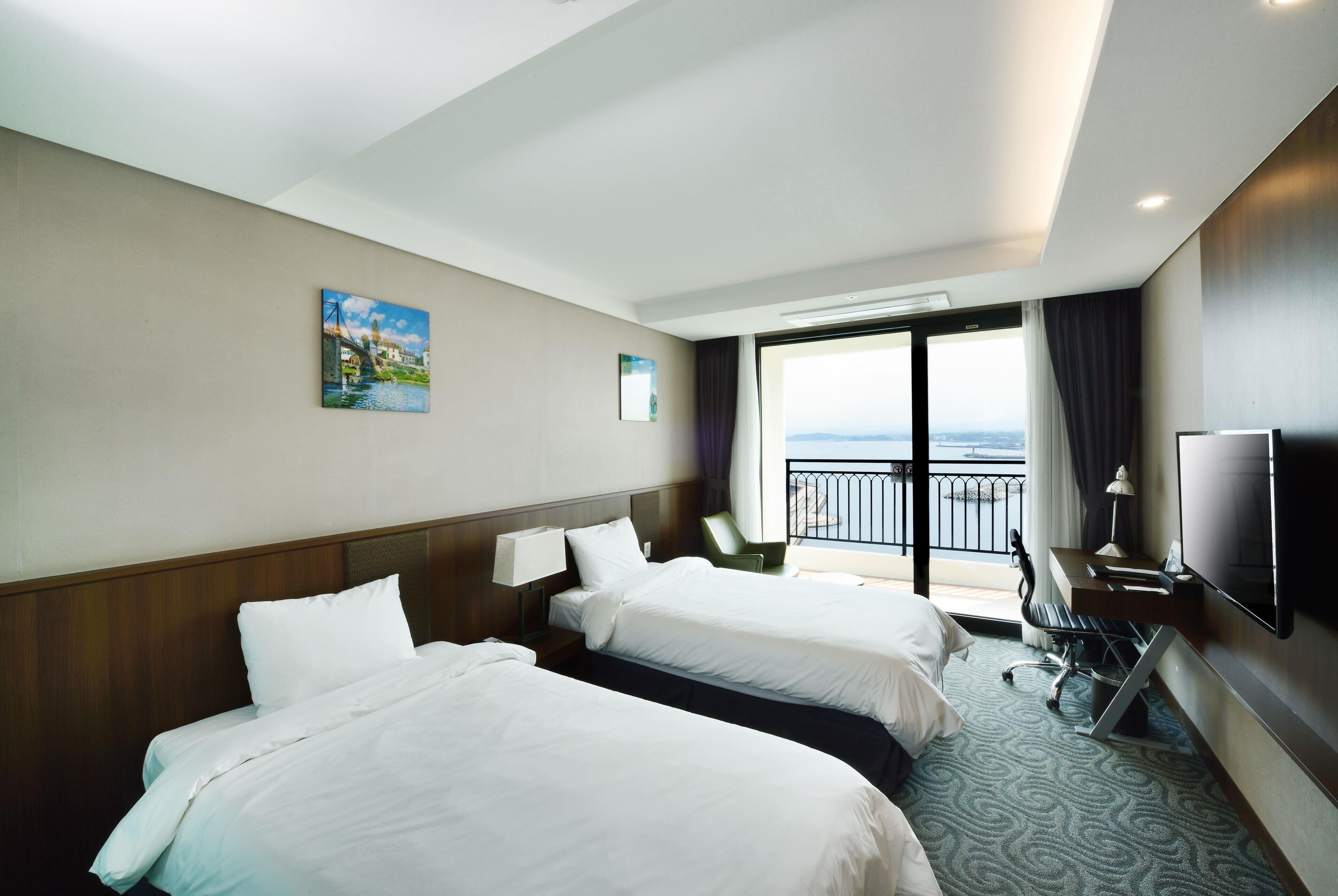 Deluxe Twin Room, 2 Twin Beds, Non Smoking | Desk, laptop workspace, blackout drapes, free WiFi
