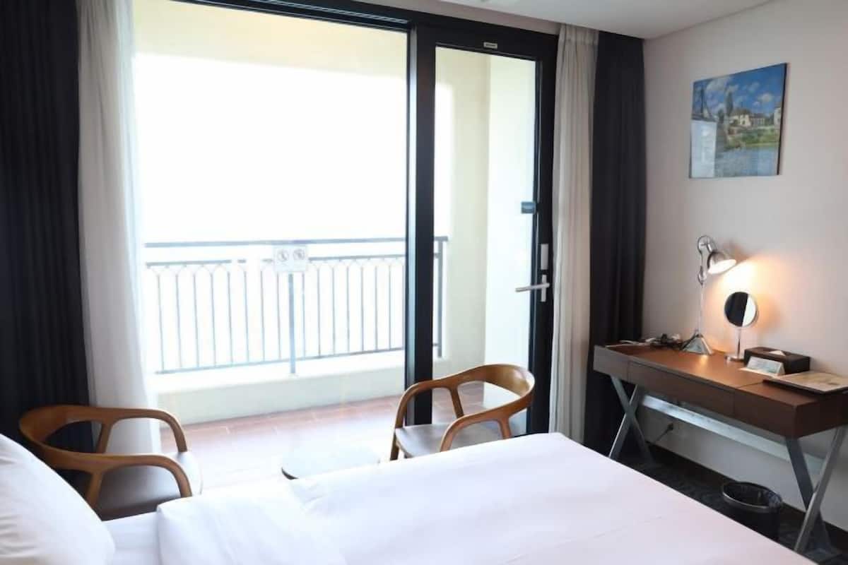 1 bedroom, desk, laptop workspace, blackout drapes