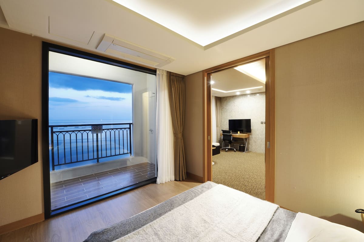 1 bedroom, desk, laptop workspace, blackout curtains