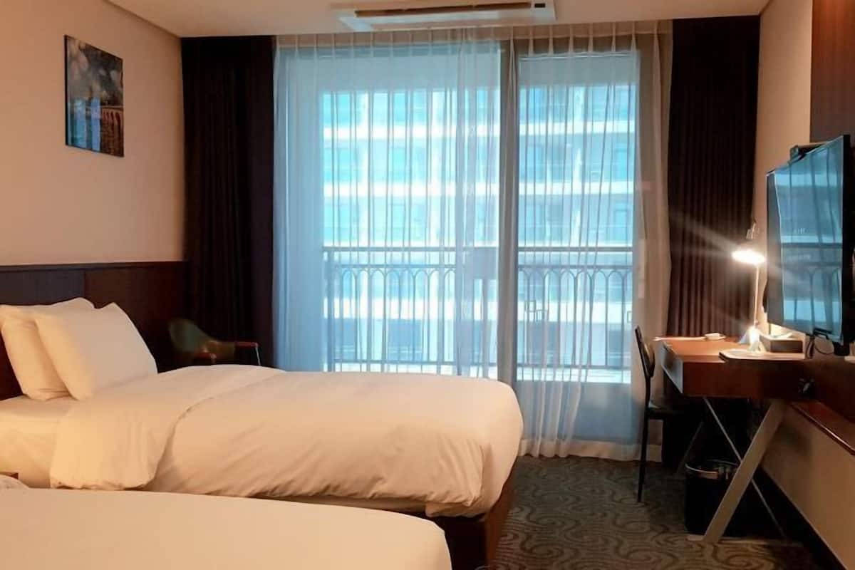 1 bedroom, desk, laptop workspace, blackout drapes