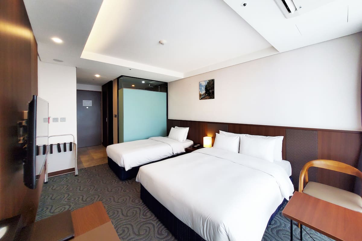 Bureau, espace de travail pour ordinateur portable, rideaux occultants