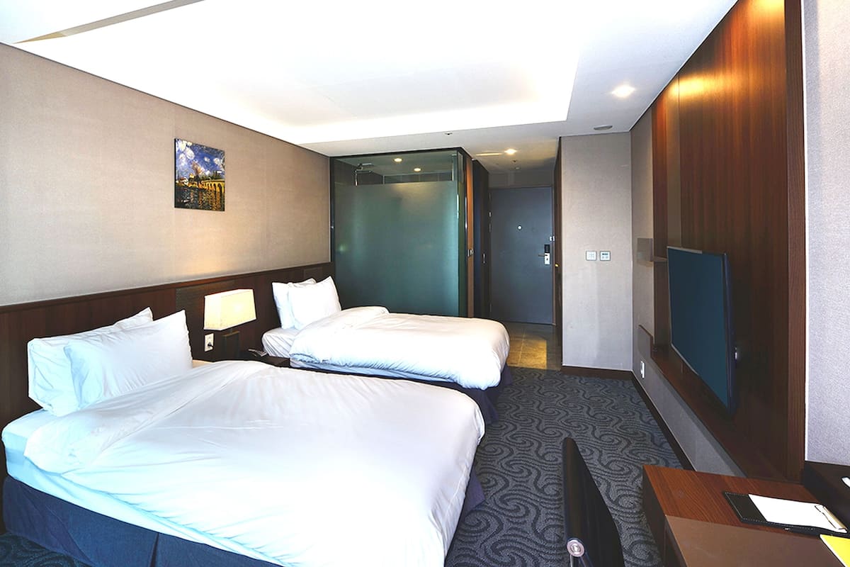 Escritorio, espacio para trabajar con laptop y cortinas blackout