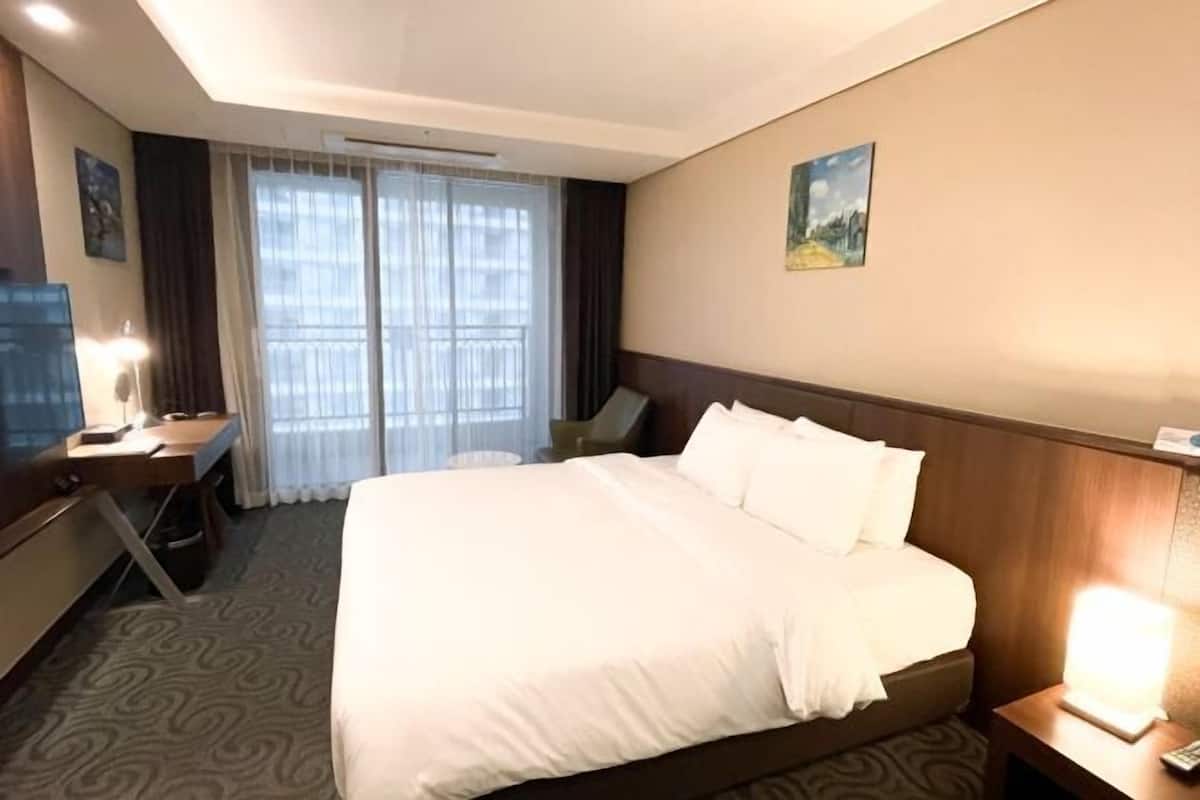 1 bedroom, desk, laptop workspace, blackout drapes
