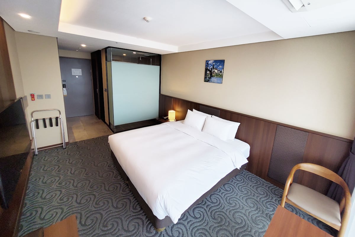 Bureau, espace de travail pour ordinateur portable, rideaux occultants