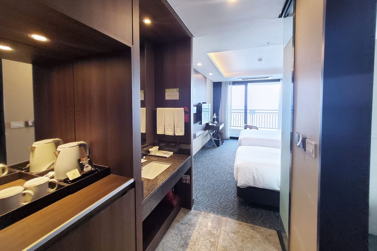 1 bedroom, desk, laptop workspace, blackout drapes