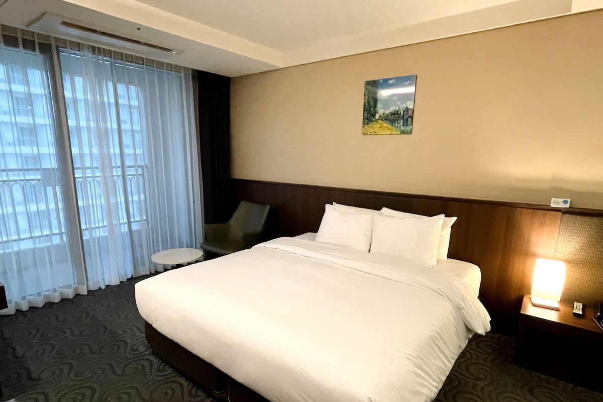 Standard Doube Room Balcony Partial Ocean view | 1 bedroom, desk, laptop workspace, blackout drapes