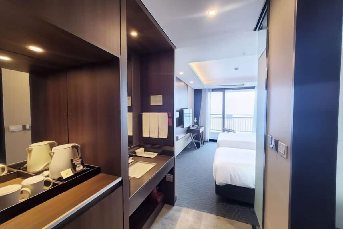 1 bedroom, desk, laptop workspace, blackout drapes