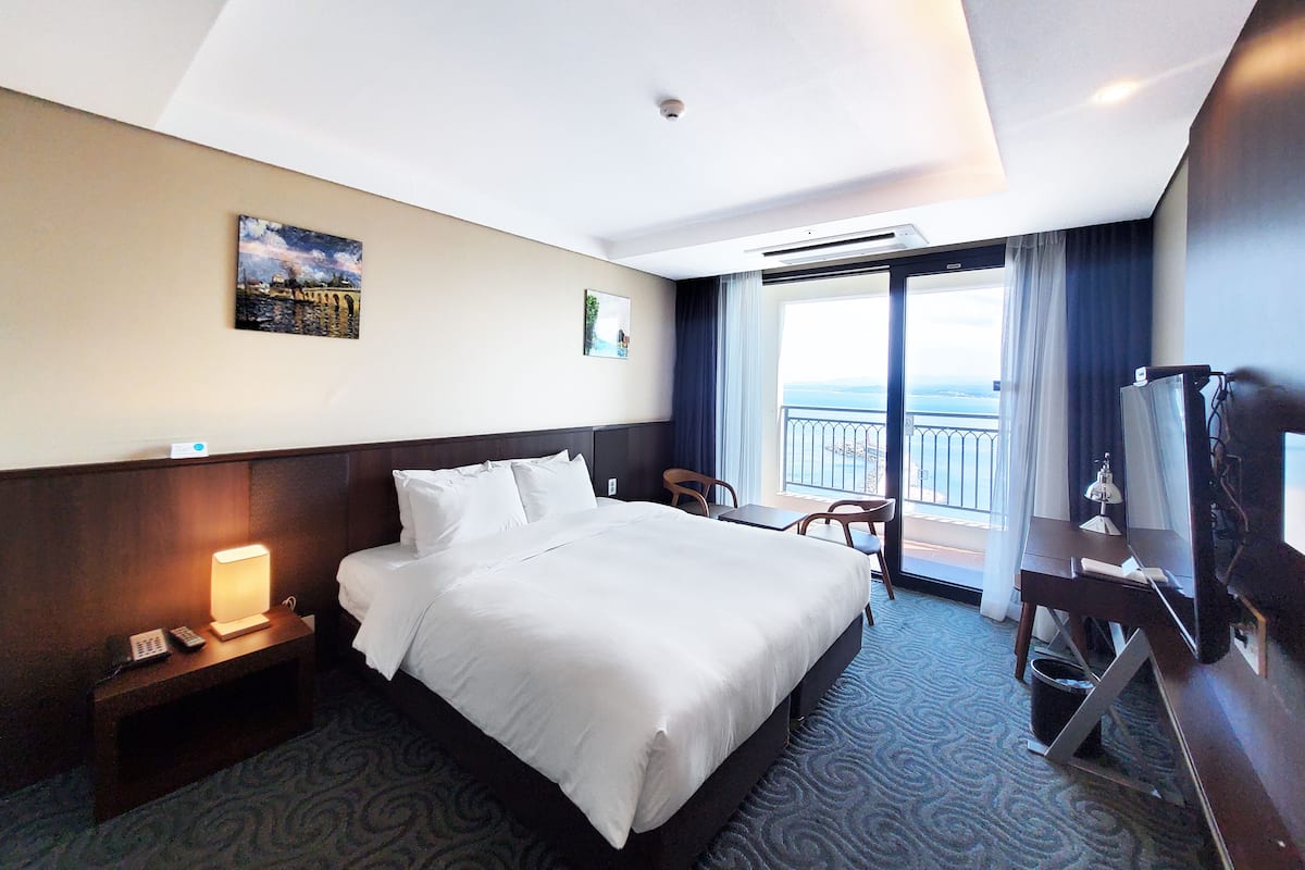 Escritorio, espacio para trabajar con laptop y cortinas blackout