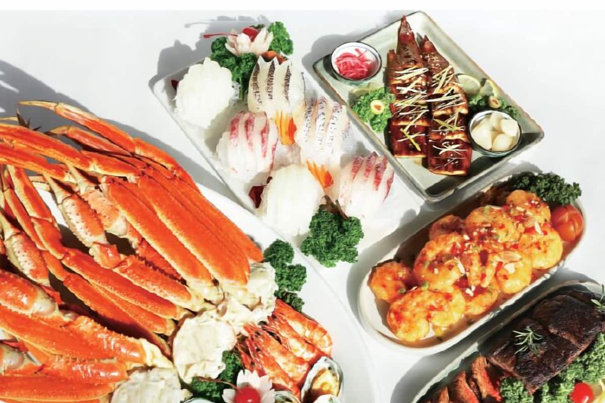 Escritorio, espacio para trabajar con laptop y cortinas blackout