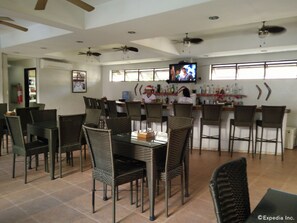 供應早餐、午餐和晚餐，國際料理