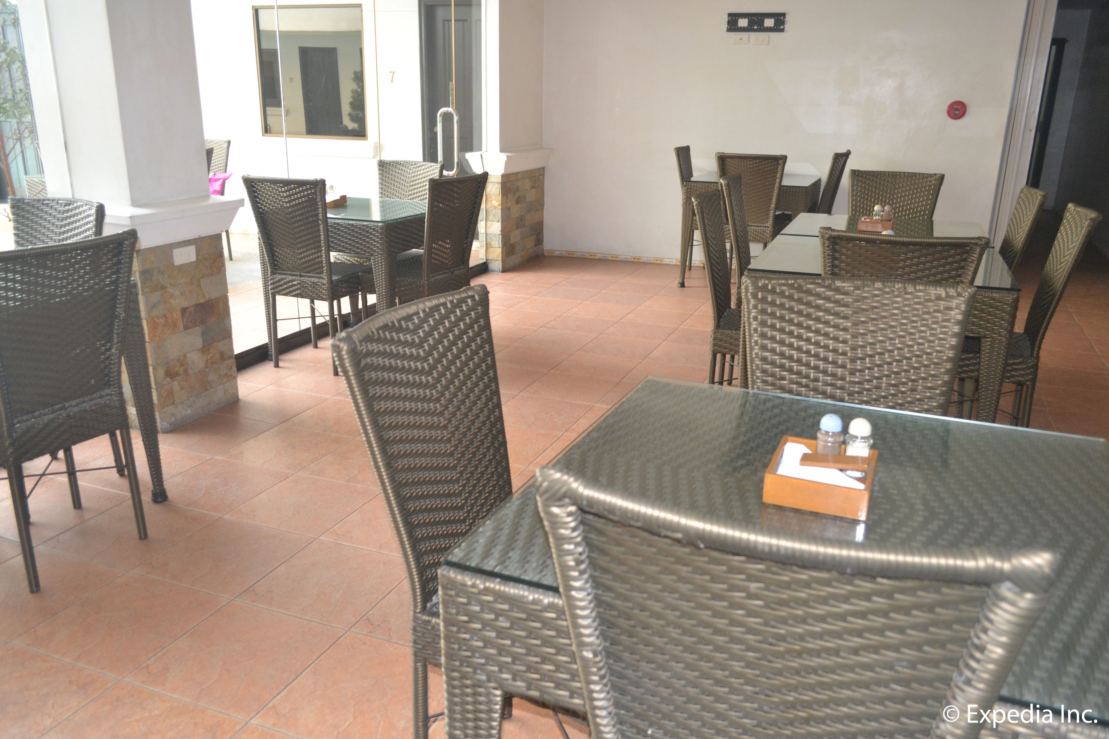 breakfast, lunch, dinner served; international cuisine