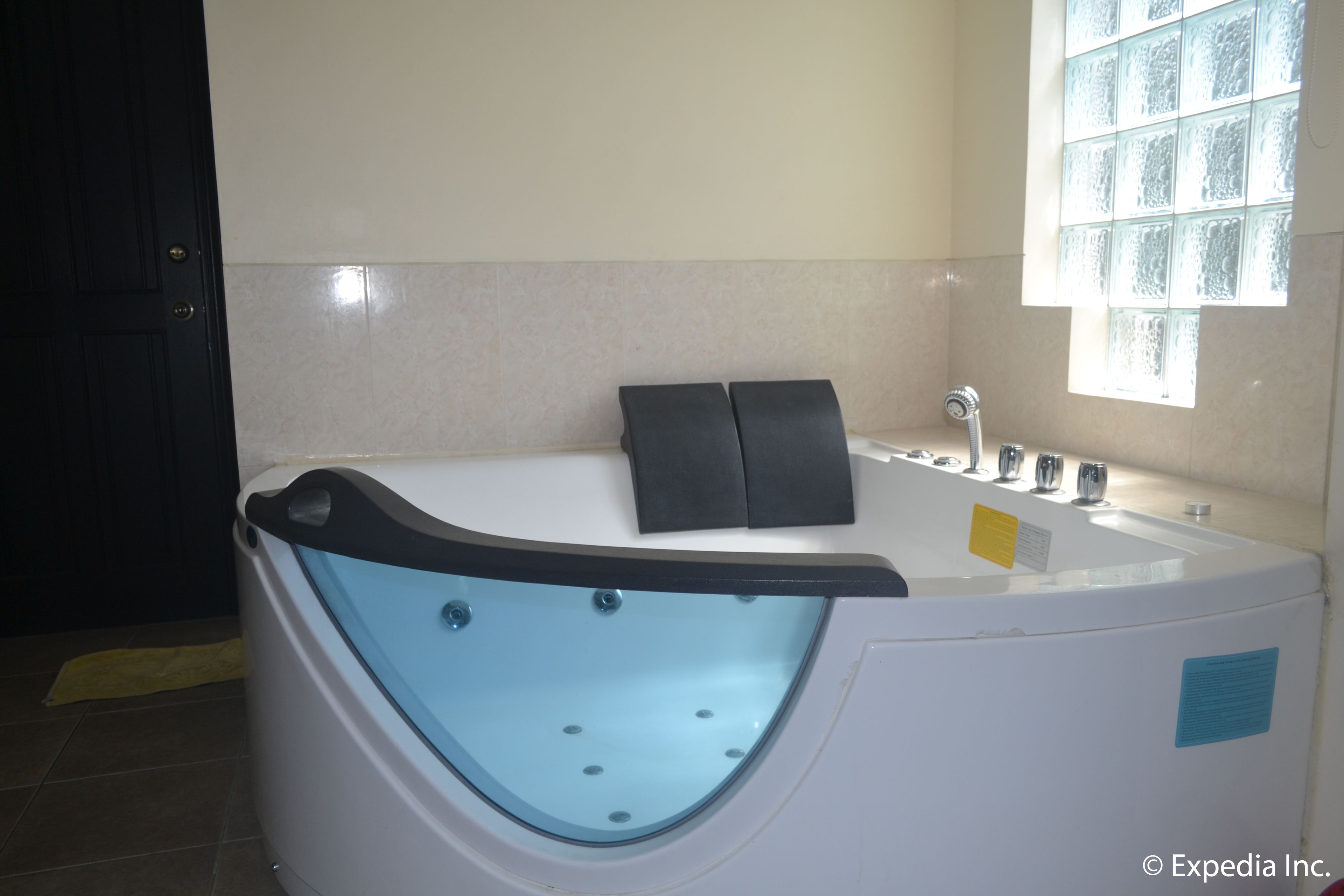 jacuzzi room | jetted bathtub