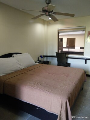 Minibar, in-room safe, desk, rollaway beds - Boomerang Hotel (Angeles City)