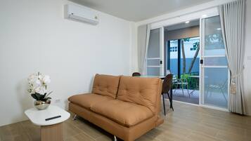 Suite | Woonruimte | Een 24-inch televisie met kabelzenders