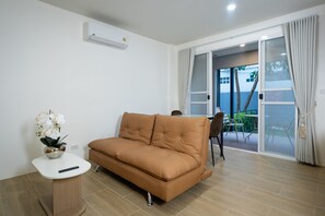 Suite | Living area | 24-inch TV with cable channels - KYP Hotel (Fang)