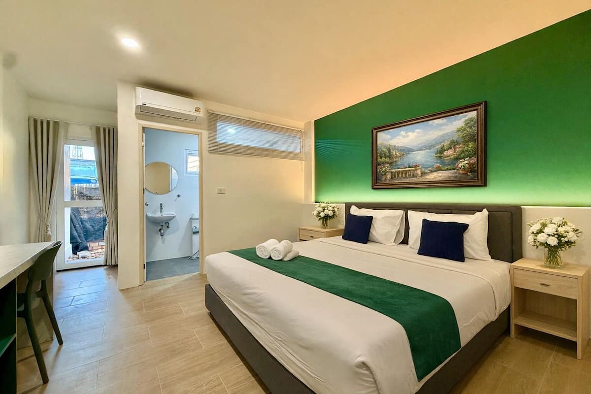 Deluxe Room, 1 King Bed | Minibar, desk, rollaway beds, free WiFi