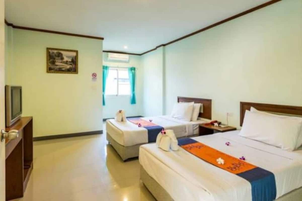 Een minibar, een bureau, extra bedden, gratis wifi