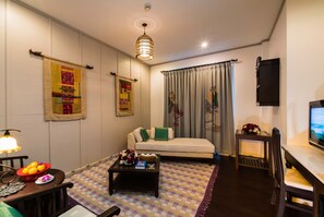 Svit | Gratis produkter i minibar, värdeförvaringsskåp på rummet och skrivbord