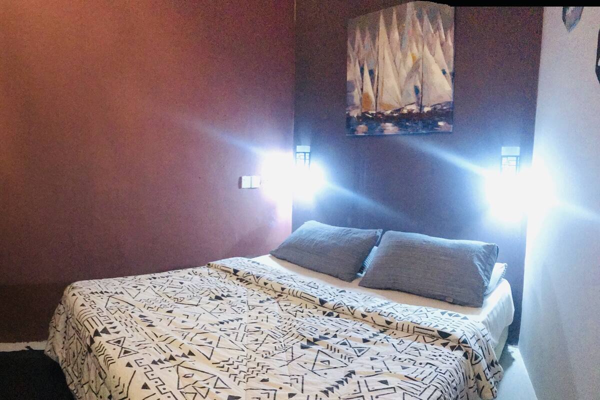 Ein Schlafzimmer mit einem Bett, einem Schreibtisch und einem Stuhl.
