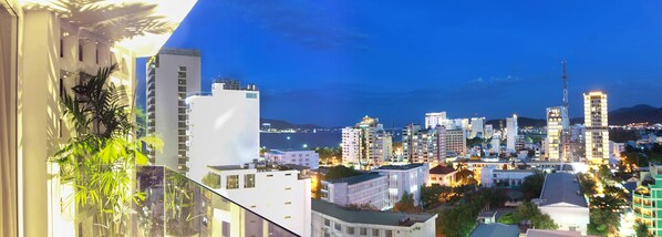 Un paisaje urbano nocturno con edificios iluminados y una vista despejada del horizonte.