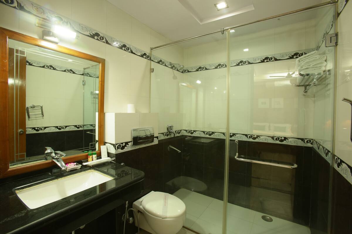 Superior Double or Twin Room | Bathroom | Shower, free toiletries